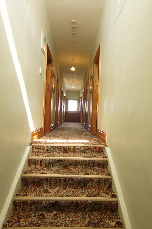 Empire Hotel Backpackers Oamaru Esterno foto