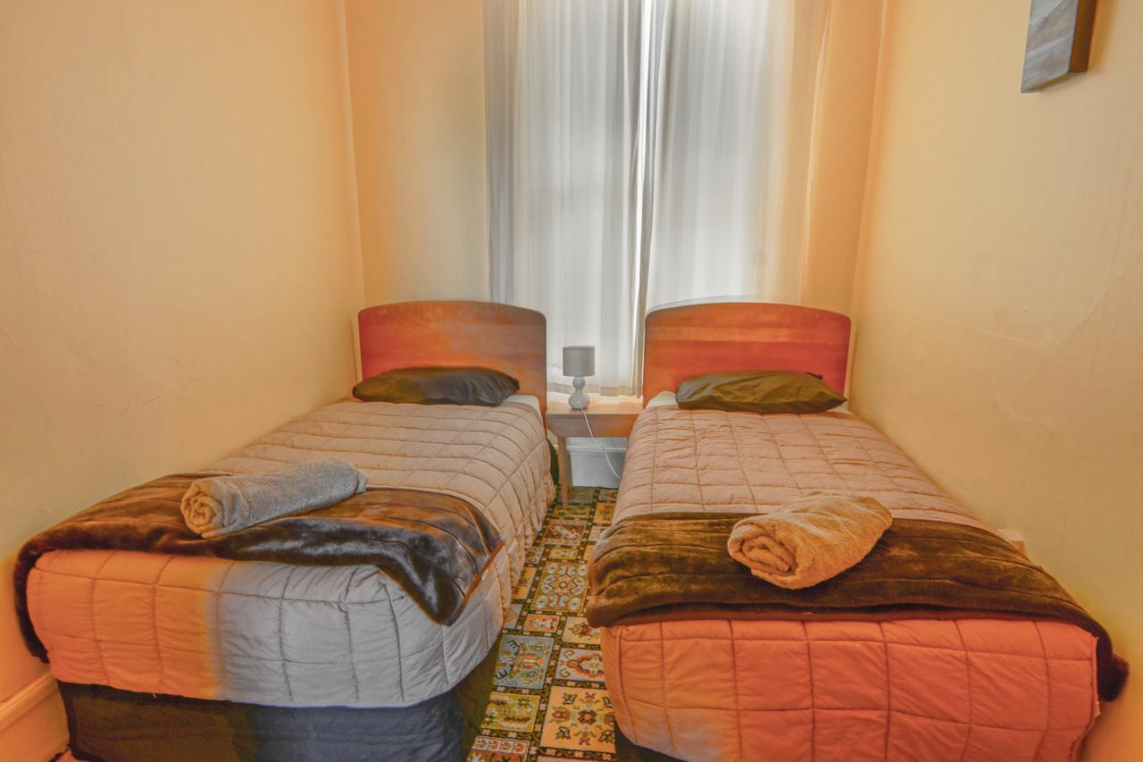 Empire Hotel Backpackers Oamaru Esterno foto