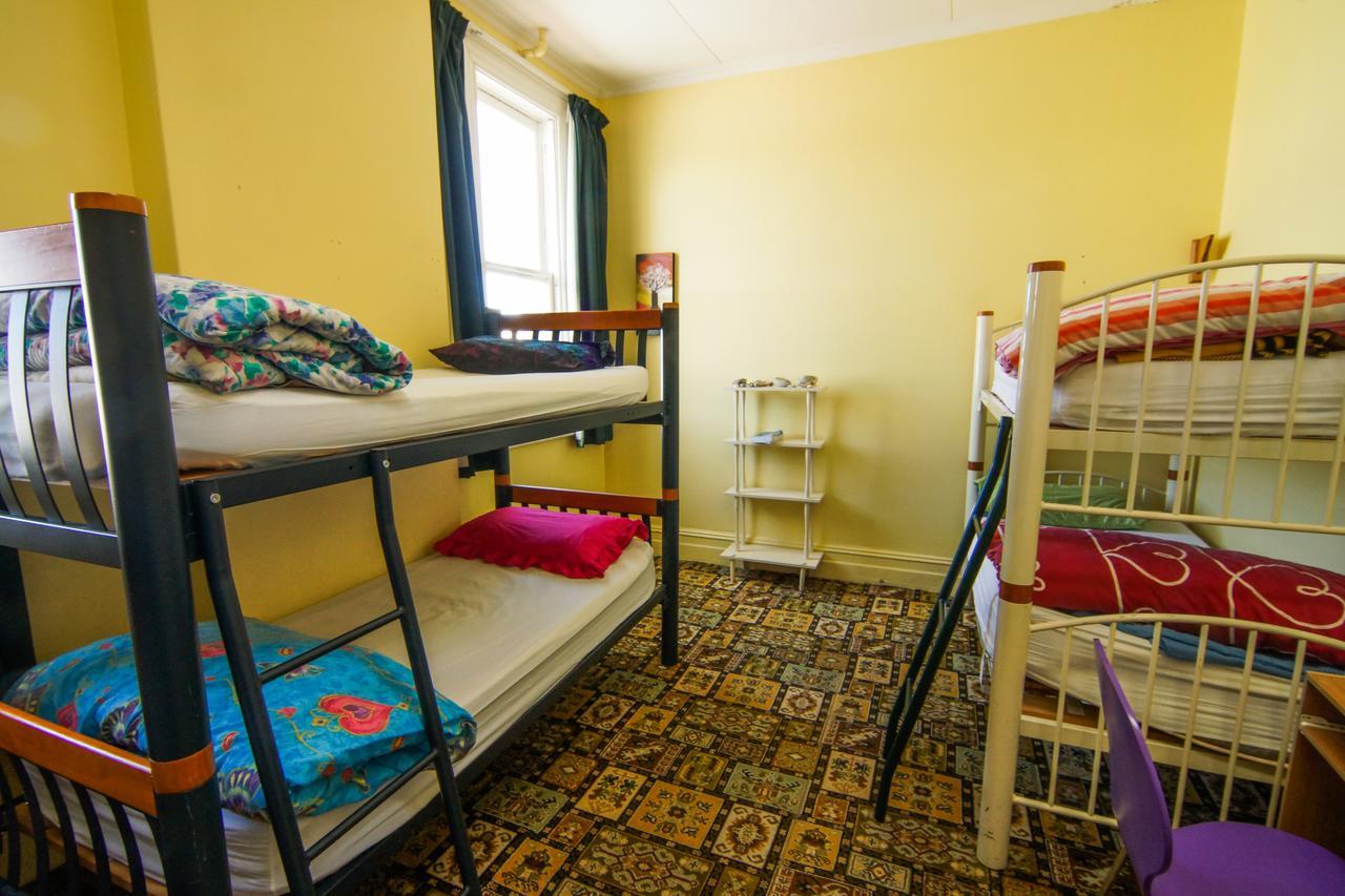 Empire Hotel Backpackers Oamaru Esterno foto