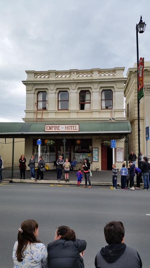 Empire Hotel Backpackers Oamaru Esterno foto