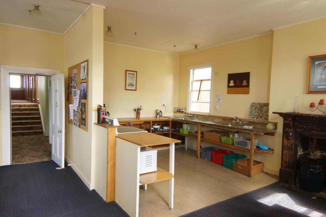 Empire Hotel Backpackers Oamaru Esterno foto