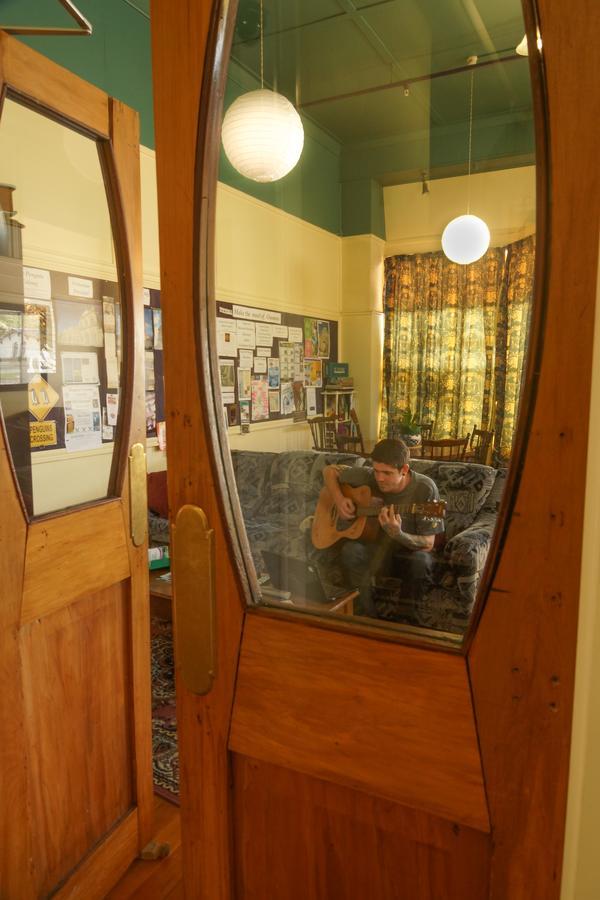 Empire Hotel Backpackers Oamaru Esterno foto