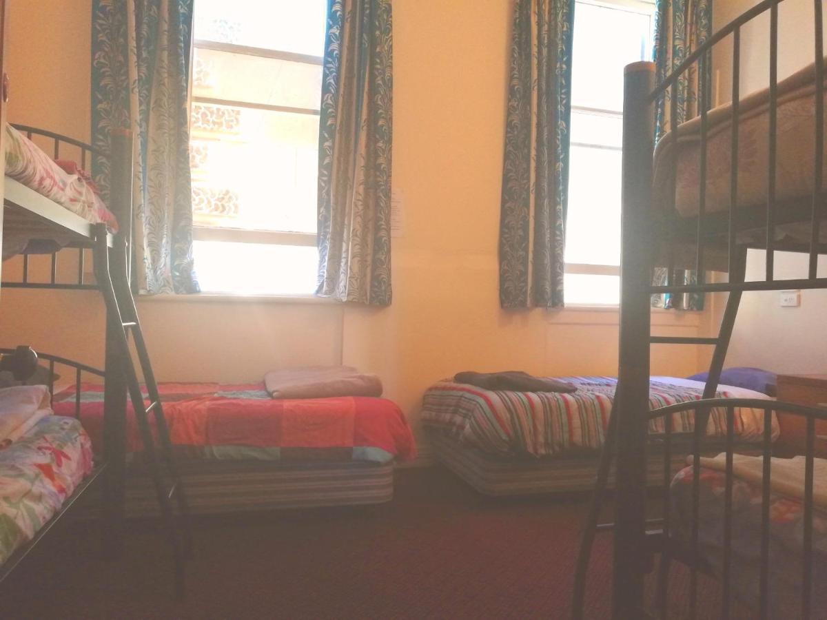 Empire Hotel Backpackers Oamaru Esterno foto