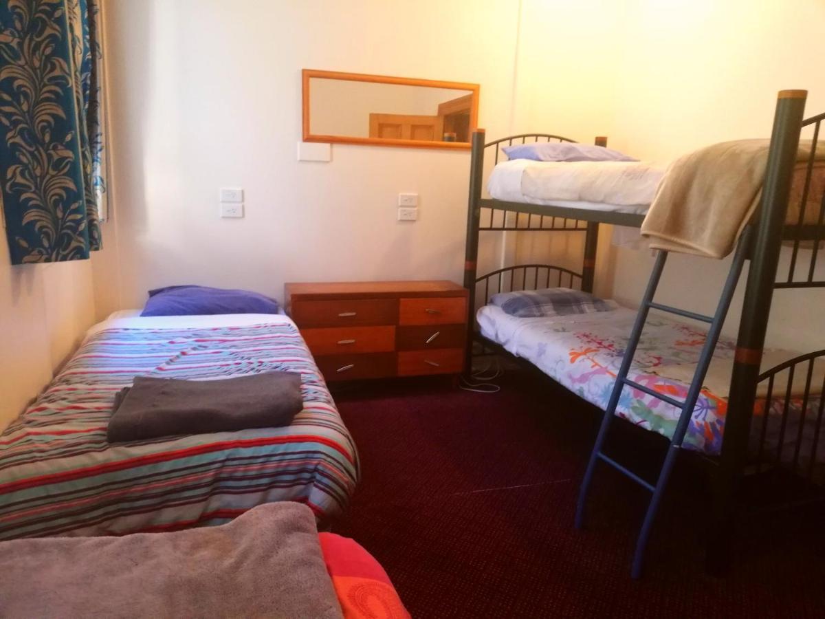 Empire Hotel Backpackers Oamaru Esterno foto