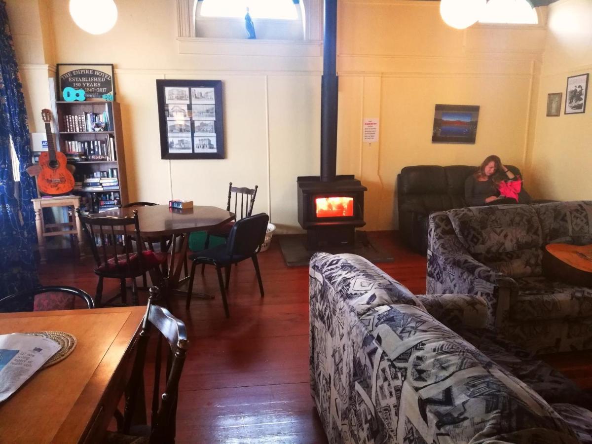Empire Hotel Backpackers Oamaru Esterno foto