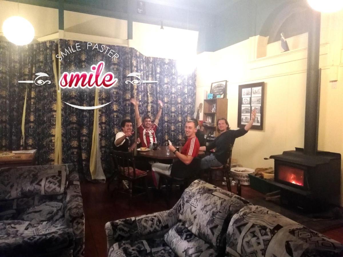 Empire Hotel Backpackers Oamaru Esterno foto