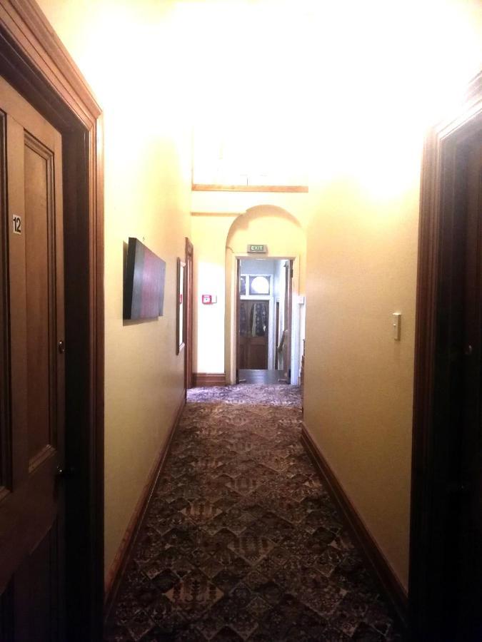 Empire Hotel Backpackers Oamaru Esterno foto