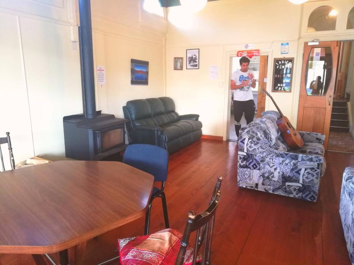 Empire Hotel Backpackers Oamaru Esterno foto